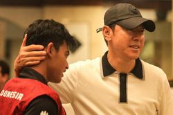 HLV Shin Tae-yong bất ngờ xuất hiện chúc mừng U22 Indonesia, động viên 'thánh ném biên' nhận thẻ đỏ