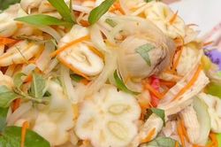 Gỏi gà măng cụt thành 'trend', măng cụt xanh được săn lùng