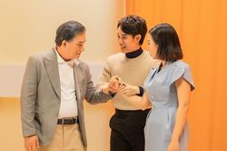Điều gì trong MV 'Chạm gần thêm thương' của Trúc Nhân khiến người xem xúc động?