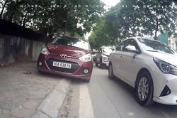 Ô tô Hyundai Grand i10 leo vỉa hè để không phải xếp hàng chờ đèn đỏ