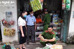 Tịch thu nhiều bánh kẹo, hàng hóa không có nguồn gốc xuất xứ trước các cổng trường