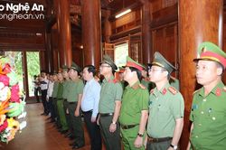 Thứ trưởng Bộ Công an Trần Quốc Tỏ dâng hương tưởng niệm Chủ tịch Hồ Chí Minh tại Khu Di tích Kim Liên