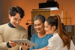 Điều gì tạo nên sức hút trong MV 'Chạm gần thêm thương' của Trúc Nhân?