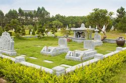 Sống chung 10 năm được khắc tên lên bia mộ người thân bạn trai, chia tay cô gái đòi xóa thì bị từ chối vì sợ ảnh hưởng phong thủy gia tộc