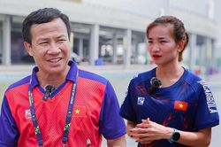 HLV Trần Văn Sỹ và 'trò cưng' Nguyễn Thị Oanh: 'Chúng tôi có những bí quyết nghề nghiệp'