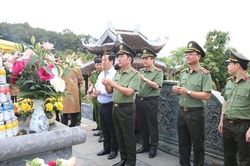 Thứ trưởng Trần Quốc Tỏ dâng hương tại Khu di tích Kim Liên