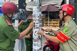 Công an cùng người dân xóa quảng cáo bôi bẩn đường phố