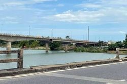 Nứt gãy nghiêm trọng lan can cầu Câu Lâu cũ bắc qua sông Thu Bồn