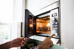 Nên đóng hay mở nắp lò vi sóng sau khi sử dụng?