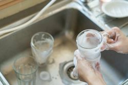 Tiết lộ bí quyết rửa đồ thủy tinh sáng bóng như mới