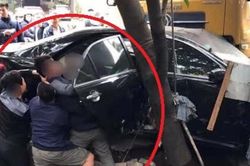 Clip: Xe tải húc, ủi ô tô con lao vào quán ven đường, nhiều người bỏ chạy tán loạn