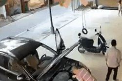 Clip: Bật nắp ca-pô kiểm tra xe, người đàn ông bất ngờ bị ôtô đâm