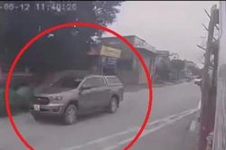 Clip: Chạy ẩu, ô tô bán tải hất văng người đi xe máy rồi phóng 'mất hút'