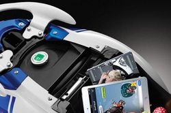 Những món đồ tuyệt đối không để trong cốp xe máy khi trời nắng nóng
