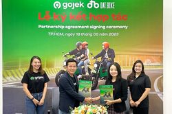 Gojek Việt Nam hợp tác với Dat Bike thí điểm vận chuyển hành khách bằng xe máy điện