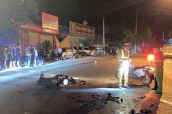 Hai xe máy đấu đầu trên Quốc lộ 6 khiến 4 người thương vong