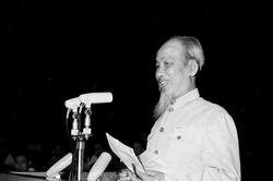 Thành kính dâng hương tưởng nhớ Chủ tịch Hồ Chí Minh tại Đức