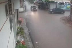 Clip: Không ai nhường ai, 2 ô tô lao vào nhau, tài xế 'trả giá đắt'