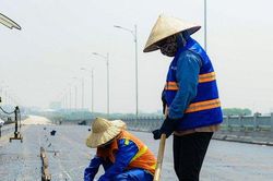 Công nhân đội nắng trải thảm nhựa cầu Vĩnh Tuy 2