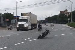 Clip: Xe máy quay vòng như 'ma làm' giữa ngã ba đường