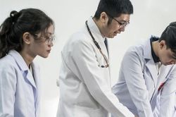 'Tổ hợp lạ' xét tuyển ngành Y bằng môn Văn gây phản ứng trái chiều