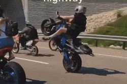 Clip: Lái môtô bốc đầu ngổ ngáo gặp tai nạn liên hoàn