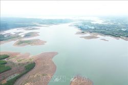 Hồ thủy điện lớn Trị An cạn nước, ngư dân nuôi cá bè gặp khó