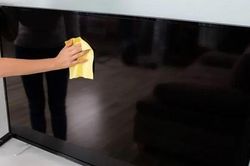 Đừng lau màn hình TV bằng giấy ăn hay nước lã: Lấy thứ này lau một lần là sạch bụi bẩn lại an toàn