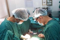 Giám đốc bệnh viện vừa hiến máu vừa cấp cứu sản phụ gặp tai biến sản khoa nguy kịch