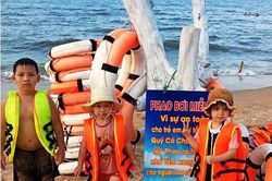 Đặt phao bơi miễn phí cho trẻ em khi tắm biển