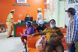 Người phụ nữ mang thai 8 tháng bị xe khách bỏ rơi giữa đường