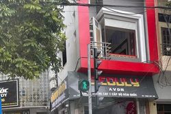 Sau tiếng nổ lớn, cửa quán mì cay bị thổi bay, 2 người bị bỏng
