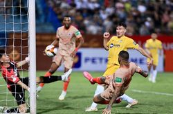 Vòng 9 V.League 2023: Trọng tài lại bị... việt vị