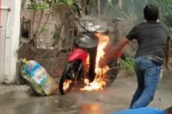 Clip: Xe bốc cháy dữ dội, chữa cháy thế này bị dân mạng chỉ trích