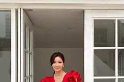 Cách diện màu đỏ giữa mùa hè oi bức