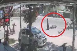 Clip: Nữ 'ninja' mắc sai lầm tối kỵ, xe máy bị ô tô chèn qua