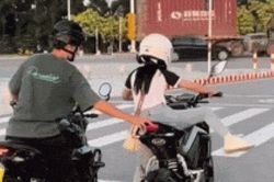 Clip: Phì cười cảnh cô gái nấm lùn thích chơi môtô phân khối lớn