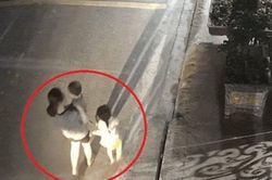 Clip: Tranh cãi cảnh mẹ bế con nhỏ bị lái xe máy lao vào