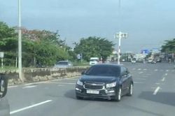 Mời làm việc chủ xe ô tô đi ngược chiều và chạy lùi trên Quốc lộ 51