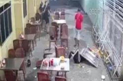 Người đàn ông đấm đá, cầm bàn đập người phụ nữ ngã gục tại quán ăn gây bức xúc