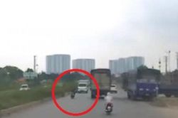 Clip: Đánh võng vượt xe như chốn không người, tài xế gặp ngay hậu họa