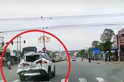 Clip: Chạy 'chuẩn luật', ô tô Corolla Cross bất ngờ bị tông bẹp đuôi