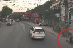 Clip: Tông ngã nữ tài xế đi xe SH, ô tô tăng tốc chạy mất hút, bỏ mặc nạn nhân
