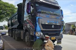 Quảng Trị: Ô tô đầu kéo va chạm với xe máy khiến một phụ nữ tử vong