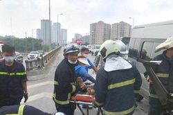 Tông đuôi xe tải, xe 16 chỗ bẹp đầu, cảnh sát tới giải cứu