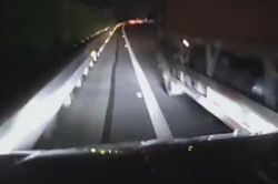 Clip: Chèn đầu, ép ô tô con gặp tai họa, tài xế xe tải gây phẫn nộ