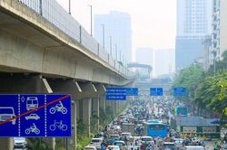 Hà Nội: Lô cốt dài 60m trên đường Nguyễn Trãi gây ùn tắc kéo dài