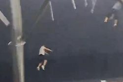 Video khoảnh khắc cuồng phong thổi bay người lên không trung