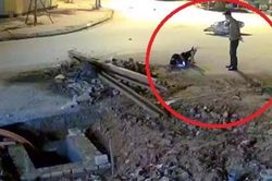 Clip: Gặp nạn bất ngờ, tài xế nằm gục, xe máy lộn santo