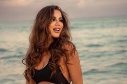 Thí sinh Hoa hậu Hòa bình ngã xuống bể bơi khi thi bikini